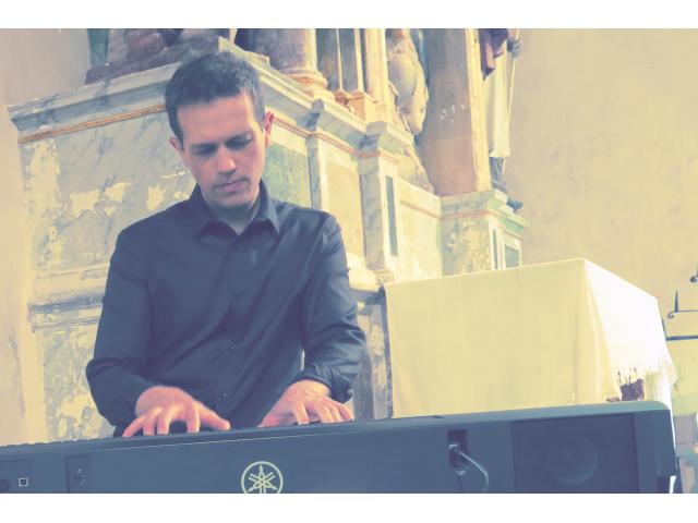 Photo duo chanteuse et pianiste • messe de mariage gospel liturgique TOURS AMBOISE image 2/4
