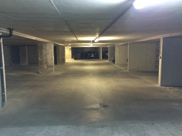 Photo Emplacement parking en sous-sol, proche centre et gare du Midi image 2/4