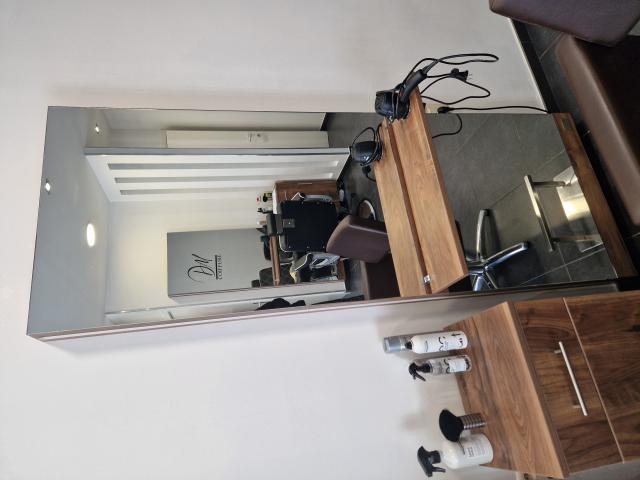 Photo Ensemble complet de meubles de salon de coiffure image 2/6