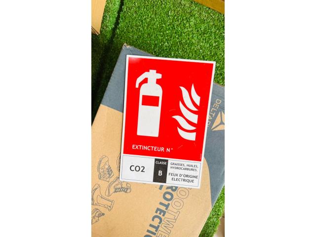 Photo EXTINCTEURS  CO2  , A POUDRE ABC , & A EAU  , INSTALLATION POSSIBLE  PARTOUT AU SENEGAL image 2/6