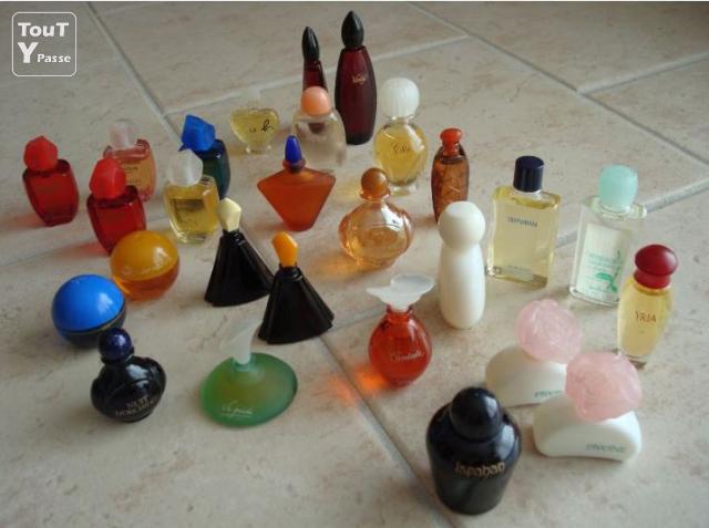 Photo Flacons de Parfum Miniature de Différentes Marques image 2/2