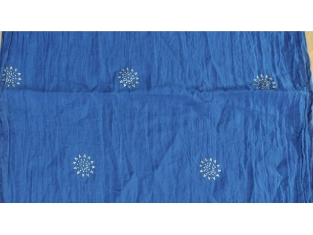 Photo Foulard bleu avec motifs dorés image 2/3