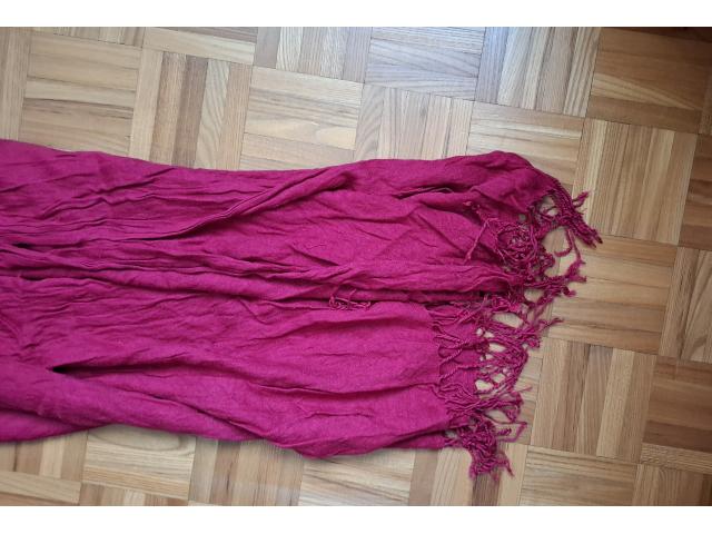 Photo Foulard rouge foncé image 2/2