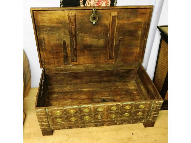 Photo Grand coffre ou malle en bois sculpté - H: 42 cm image 2/3