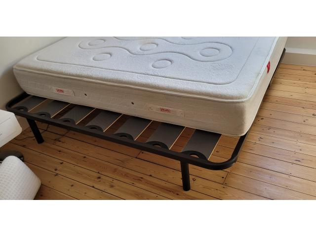 Photo Grand matelas haut de gamme avec sommier image 2/4