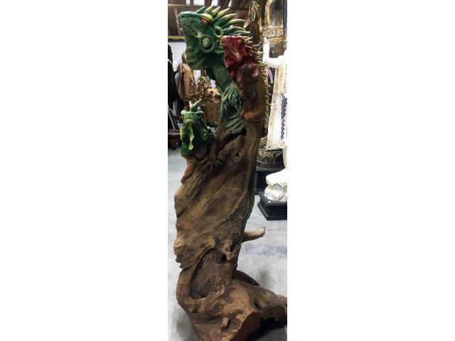 Photo Grande statue d'iguane en bois sur un tronc - H: 100 cm image 2/4