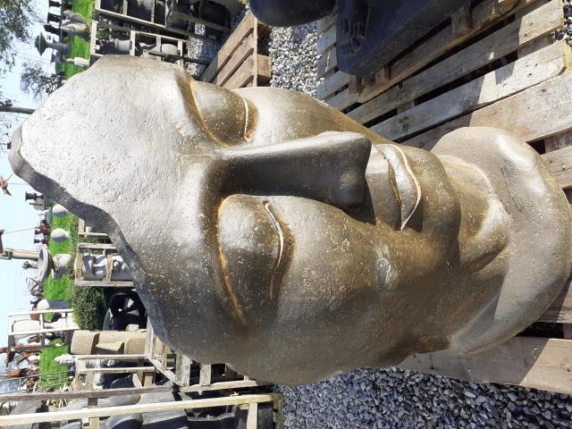 Photo Grande statue en pierre patinée (le visage) image 2/6