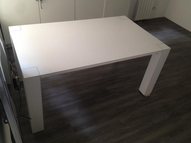 Photo Grande table design blanche en bois image 2/2