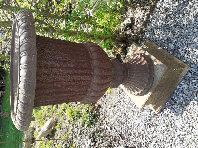 Photo GRANDE VASQUE EN FONTE PATINEE ROUILLE SUR SOCLE image 2/6