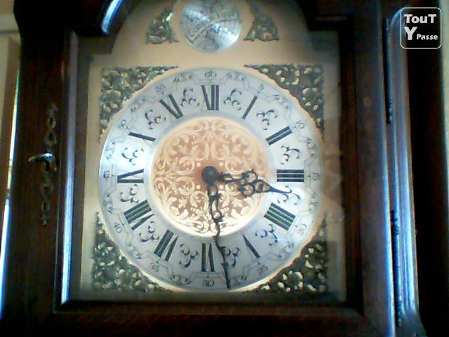 Photo Horloge comtoise en bon etat avec balancier deux poid image 2/2