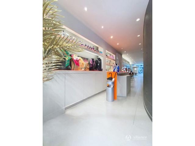 Photo Immeuble de rapport avec surface commerciale à usage de salon de coiffure, 4 kots, studio à vendre c image 2/6