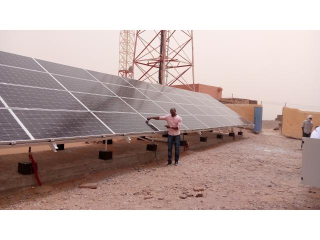 Photo Installation solaire photovoltaïque, raccordée au réseau, site isolé, pompe à eau. image 2/2