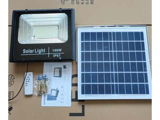 Photo LAMPADAIRE ET PROJECTEUR SOLAIRE A VENDRE AU SENEGAL image 2/3
