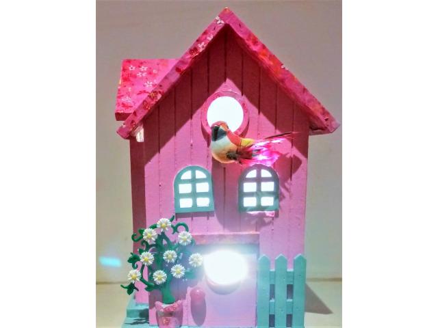 Photo Lampe nichoir rose, lampe de chevet maison d'oiseau en bois rose image 2/5