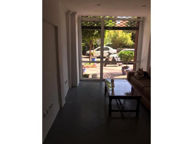 Photo local commercial avec mezzanine en location image 2/4