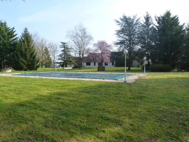 Photo Longère sur 7911 m² de parc arborés avec piscine. image 2/6