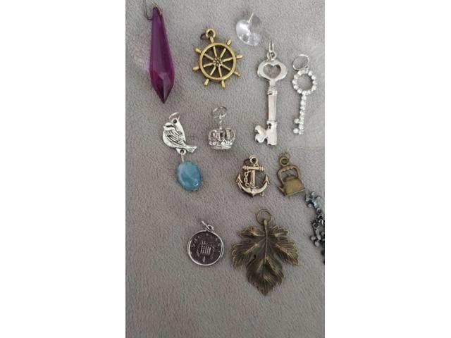 Photo Lot de 12 pendentifs + 1 collier neufs Neufs et occasions image 2/3