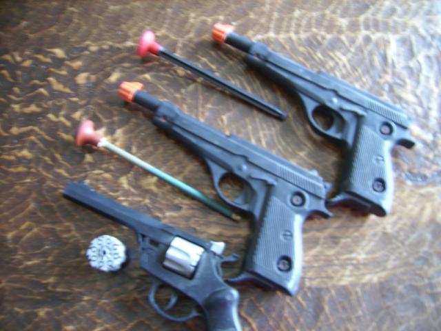Photo lot de 2 pistolets à fléchettes , 1révolver 8 coups ,2 barillets,1 étoile,1 paire  .......... image 2/4
