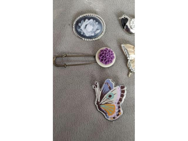 Photo Lot de 5 broches et pin's fantaisie image 2/4