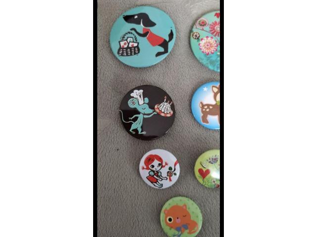 Photo Lot de 7 badges Comme neufs image 2/3