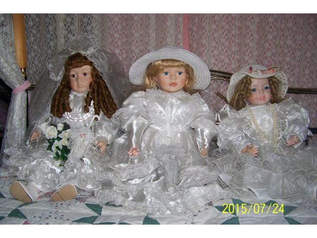 Photo lot de poupées en porcelaine de collection image 2/6