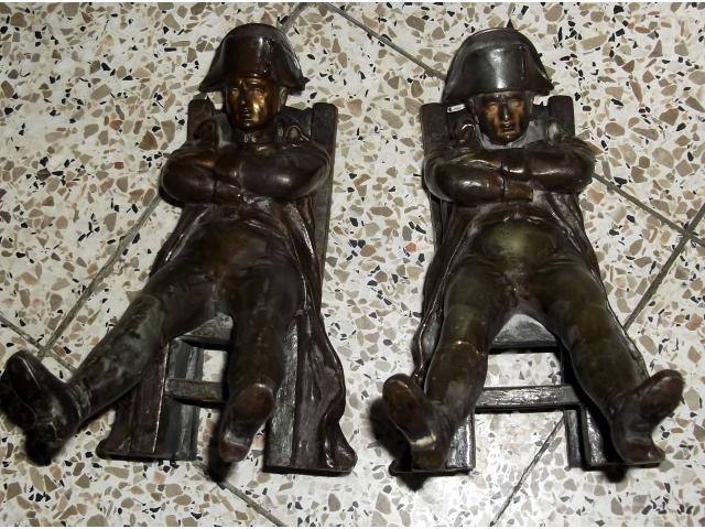 Photo lot ou detail divers objets anciens. image 2/5