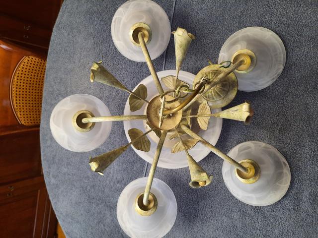 Photo Luminaire avec 6 points en opaline et laiton, style retro image 2/5