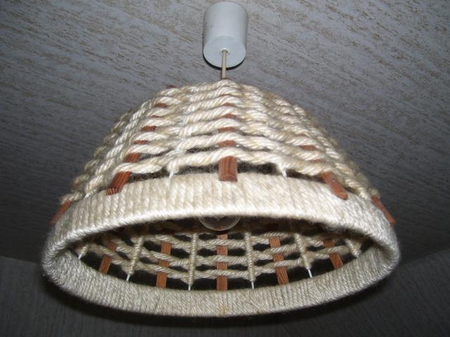 Photo Luminaire en laine tressée et lattes en bois image 2/3