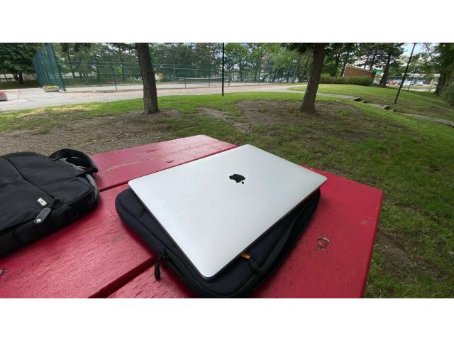 Photo Macbook Pro 15,4" Quad-Core Intel Core i7 à 2,7 GHz Ram 16gb 512 SSD avec écran Retina image 2/3