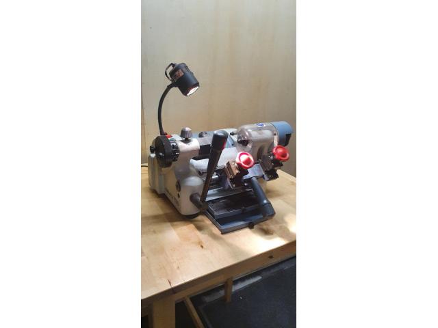 Photo Machine à reproduction de clés      (TT 02) image 2/5