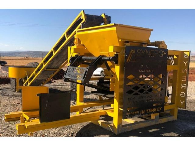 Photo Machine bloc beton Machine de parpaing image 2/4