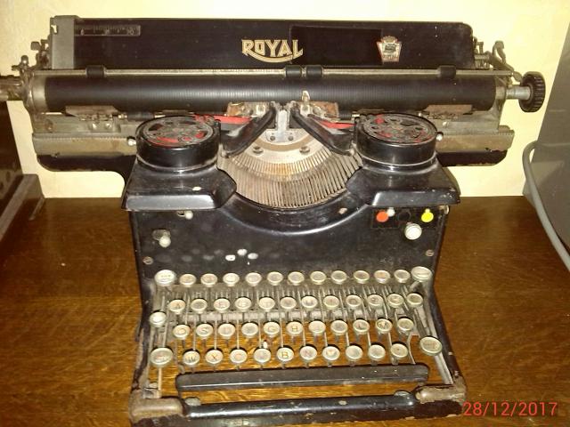 Photo Machines à écrire anciennes années 30/40 ( prix pour les deux ) image 2/2