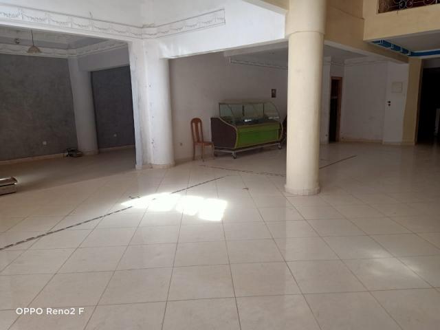 Photo magasin en location  et Show Room 200m2 Rez de chaussée et 1000m2 image 2/6