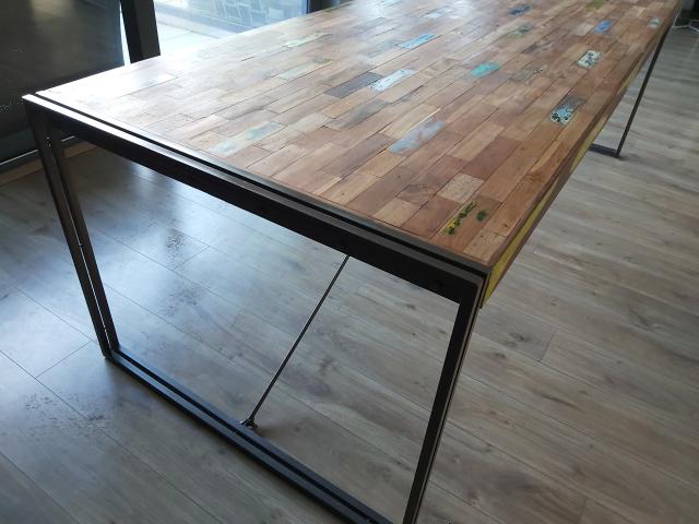 Photo magnifique table en teck avec pieds en acier /  250x100x79 image 2/4