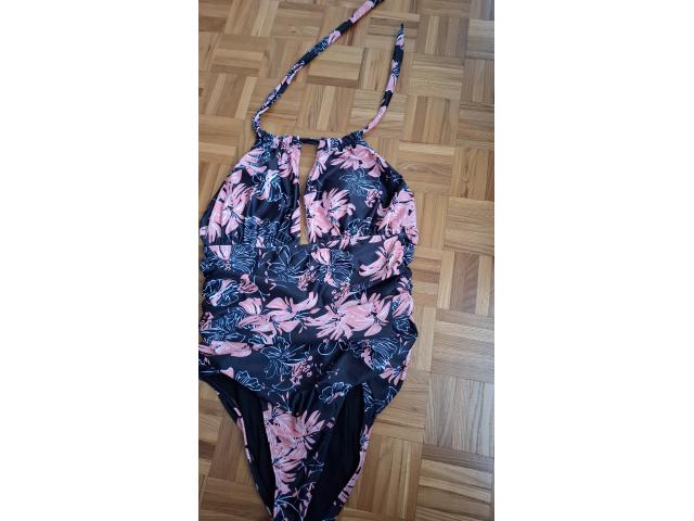 Photo Maillot de bain entier motif fleurs image 2/6