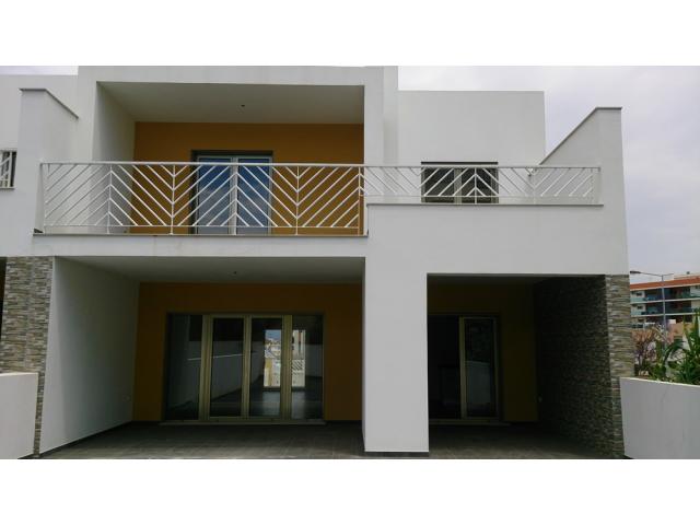 Photo Maison adjacente neuve à vendre au centre de Portimao, région d'Algarve. image 2/6
