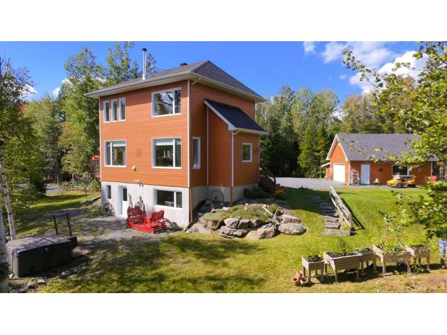 Photo Maison au bord de l'eau dans un décor enchanteur (Saint-Côme/Linière, Quebec) image 2/6