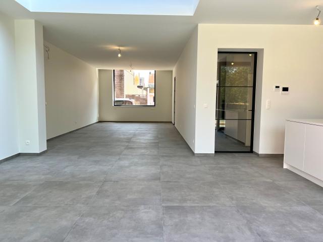 Photo Maison de ville entièrement rénovée de 3 chambres à coucher avec garage et jardin clos avec piscine! image 2/6