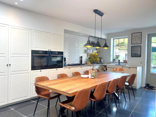 Photo Maison familiale prête à l'emploi avec 4 chambres et jardin. Peb A image 2/6