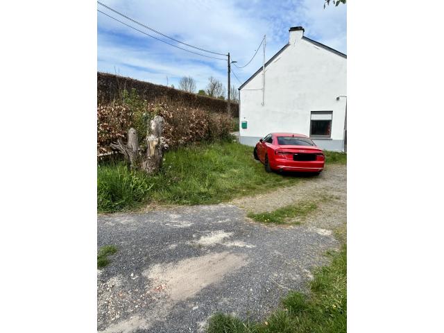 Photo Maison unifamiliale avec dépendance comprenant un vaste jardin sur un terrain de +/-2000 m2 située à image 2/6
