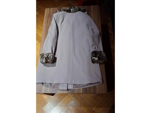 Photo Manteau court beige avec fausse fourrure Comme neuf image 2/5