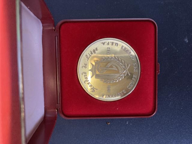 Photo médaille commémorative Standard Finaliste Coupe des Coupes UEFA 1981-1982 image 2/2