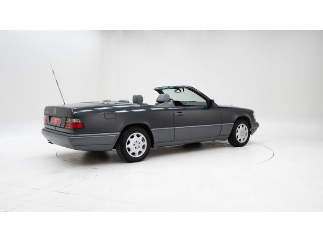 Photo Mercedes-Benz E 220 Cabriolet '94 CH33590 image 2/6