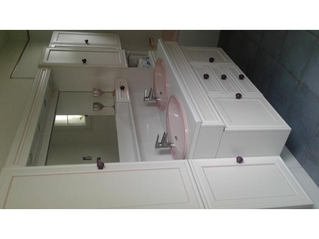 Photo Meubles de salle de bains blancs. Très bon état. Nombreux rangement image 2/3