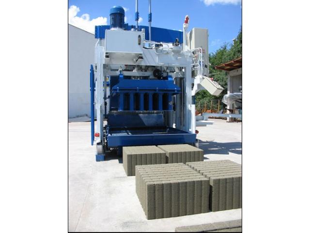 Photo Mobile concrete block machine SUMAB E 12 image 2/3