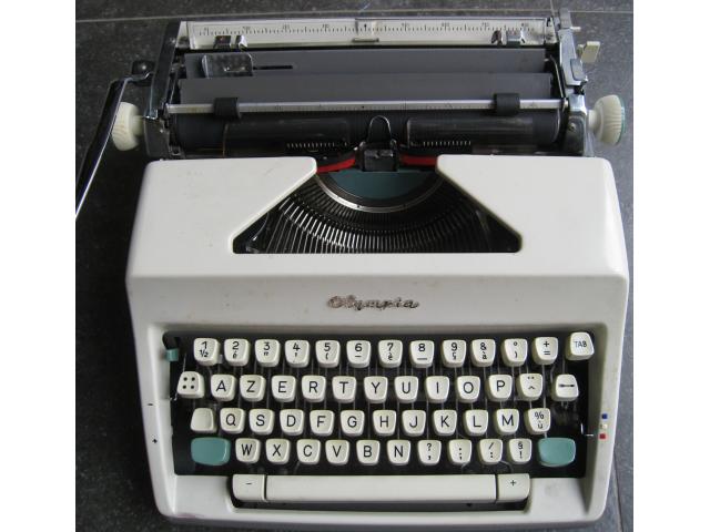 Photo Olympia SM9 / Machine à écrire vintage avec valise de transport image 2/6