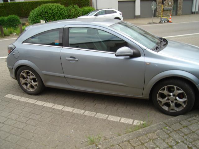 Photo OPEL ASTRA GTC image 2/6