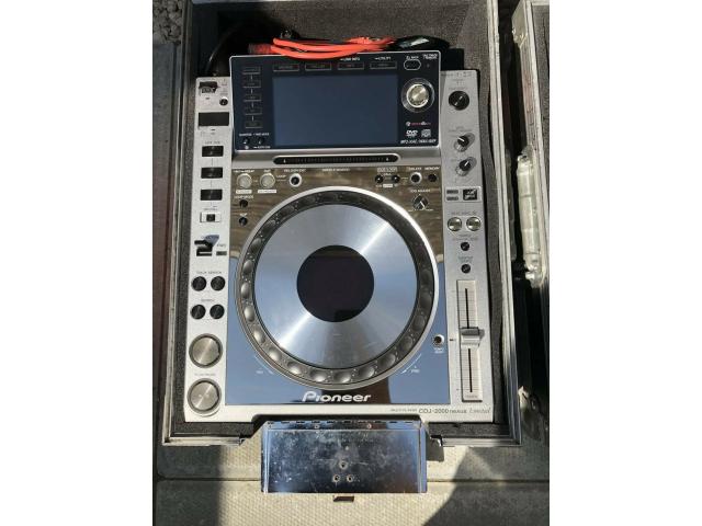Photo Pioneer DJ Set up 2x CDJ2000 Nexus 1x DJM900 Mixer - Limited Edition Platinum image 2/4