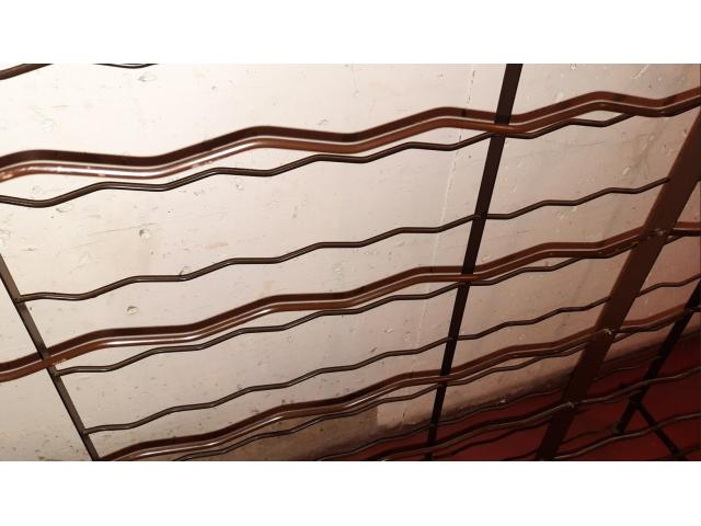 Photo Porte bouteilles en métal laqué brun (100 bouteilles). image 2/4