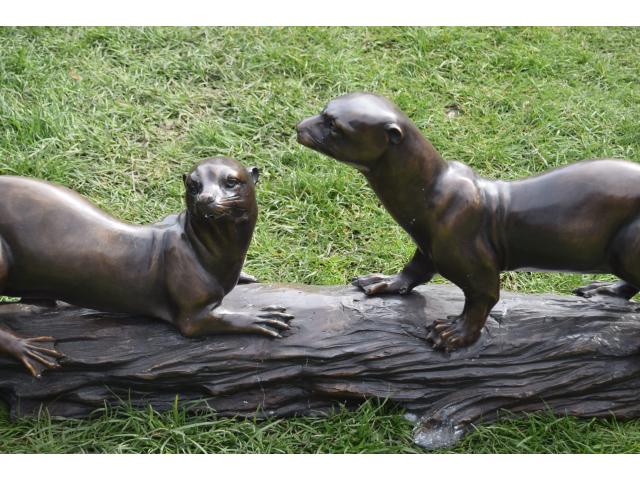 Photo SCULPTURE BRONZE FAISANT FONTAINE (Les loutres) image 2/6
